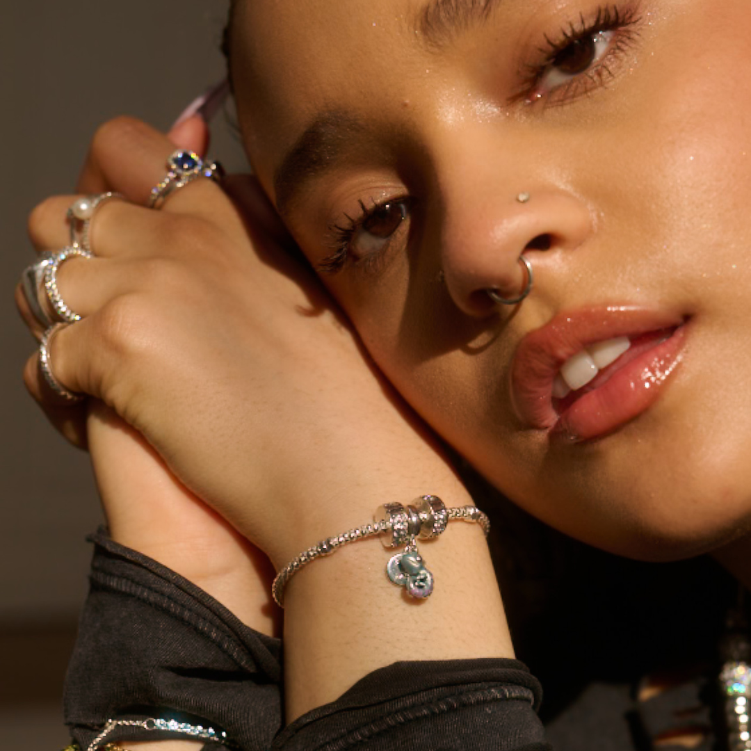 Pandora x Sara James - siła osobistych historii w kampanii Charm Stories